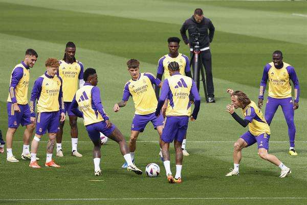 Los jugadores del Real Madrid participan en la sesión de entrenamiento del equipo en la ciudad deportiva de Valdebebas, en Madrid. EFE/Zipi
