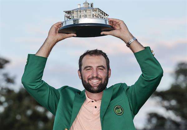 El estadounidense Scottie Scheffler, número uno del golf mundial, conquistó este domingo por segunda vez en su carrera el Masters de Augusta al completar la última jornada sin grandes contratiempos y como espectador de lujo de los errores de sus principales rivales. Scheffler, de 27 años, completó la última ronda en el mítico campo de Georgia con 4 golpes bajo el par, con 7 'birdies' y 3 'bogeys', y finalizó con una tarjeta de 277 (-11). EFE/JOHN G MABANGLO