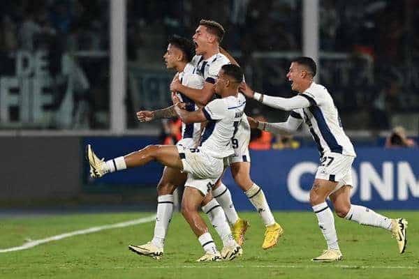 Jugadores del argentino Talleres de Córdoba fueron registrados este jueves, 4 de abril, al celebrar un gol que Ramiro Ruíz le anotó al Sao Paulo de Brasil, durante un partido del grupo B de la Copa Libertadores, en el estadio Mario Alberto Kempes, en Córdoba (Argentina). EFE/Ariel Carreras