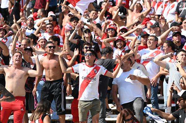 Aficionados de River animan su equipo en el estadio Mario Alberto Kempes en Córdoba (Argentina). EFE/ Ariel Carreras Barreiro
