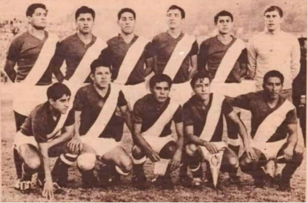 La Selección, 10 de marzo 1967 cuando venció 1-0 a México en Tegucigalpa, Honduras, Norceca: David Molina, Alberto López Oliva, Horacio Hasse Ovalle, Roberto Ochoa, Jorge Roldán, Nixon García. Abajo:Rafael Godoy, Hugo Peña, Jorge Hurtarte, Manuel Lisandro Recinos, Guayito De León