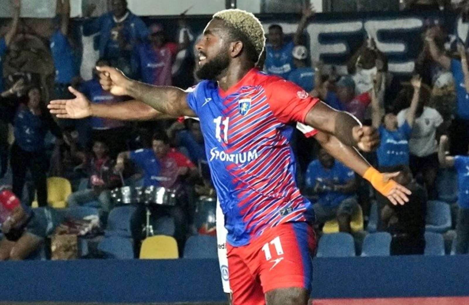 Plaza Amador y San Francisco de La Chorrera ganaron sus compromisos en la undécima jornada del torneo Apertura panameño y lideran sus respectivas conferencias.