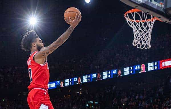 Fotografía de archivo en la que se registró a Coby White, base de los Bulls de Chicago Bulls, quien aportó 42 puntos (15 de 21 en tiros de campo y 9 rebotes) para guiar la ofensiva de su equipo en el triunfo 131-116 sobre los Hawks de Atlanta en el cuarto partido del 'Play-In' de la NBA. EFE/Christophe Petit