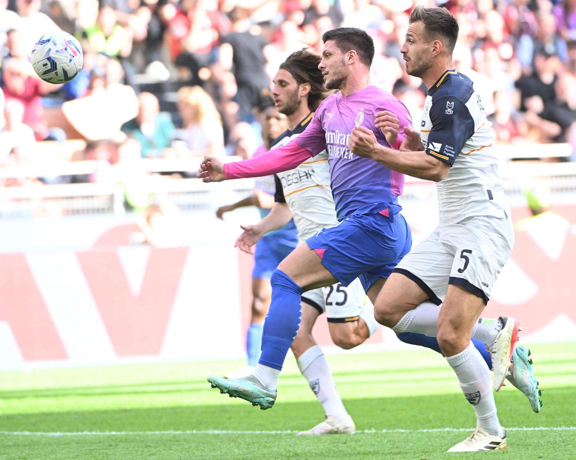 Milan cumple con la tarea ante Lecce 3-0 con goles de Pulisic, Giroud y Leao