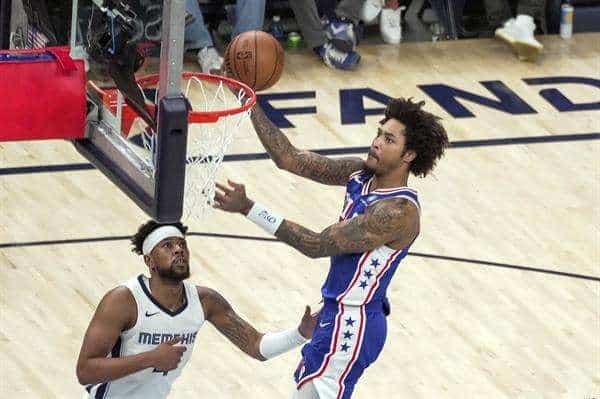 Kelly Oubre Jr., (d) alero de los 76ers de Filadelfia, fue registrado este sábado, 6 de abril, al atacar el aro que defienden los Grizzlies de Memphis, durante un partido de la NBA, en el coliseo FedEx Forum, en Memphis (Tennessee, EE.UU.). EFE/Karen Pulfer Focht