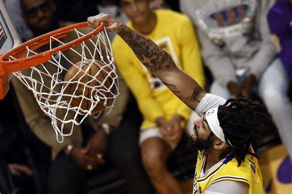 Fotografía de archivo en la que se registró a Anthony Davis, pívot estrella de los Lakers de Los Ángeles, quien aportó un doble-doble de 35 puntos (19 en el primer cuarto) y 18 rebotes, para guiar el triunfo a domicilio de su equipo 120-125 sobre los Wizards de Washington en la NBA. EFE/Etienne Laurent
