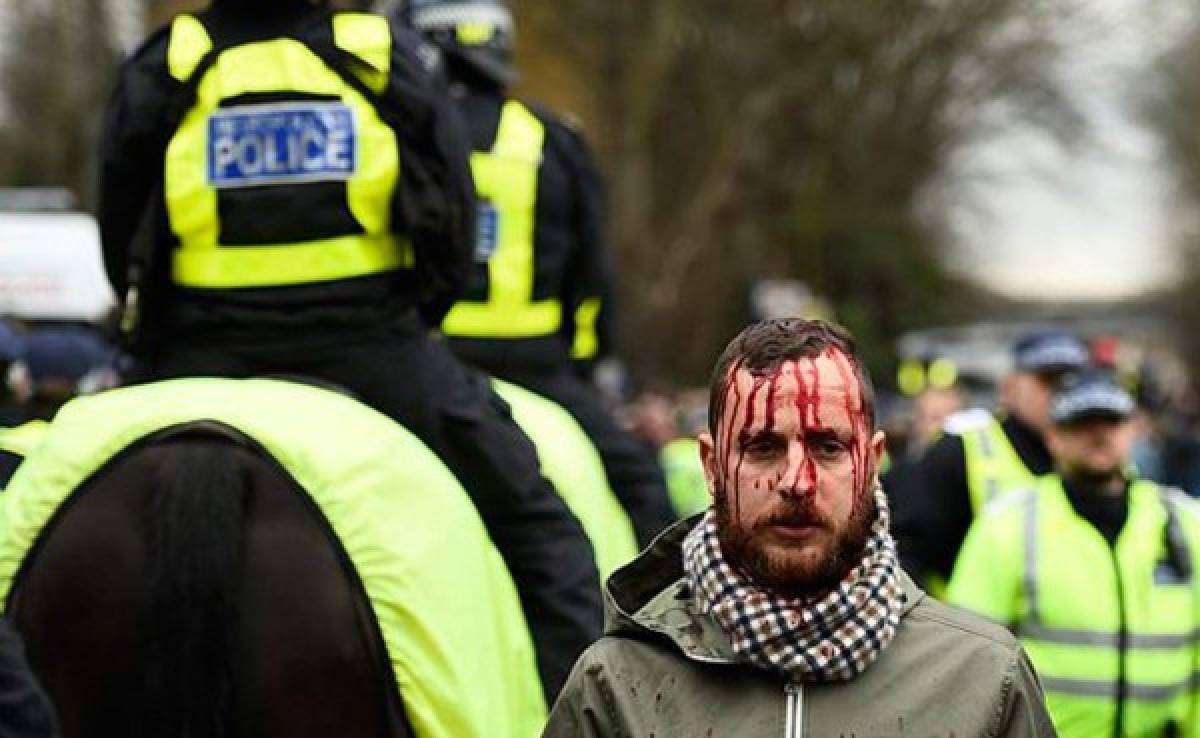problemas entre fans y policia en derby de londres