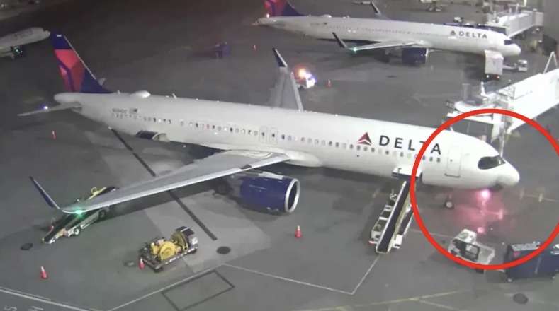 ¡Huyeron para sobrevivir! Avión de Delta llegó a terminal de Seattle-Tacoma y comienza a agarrar fuego
