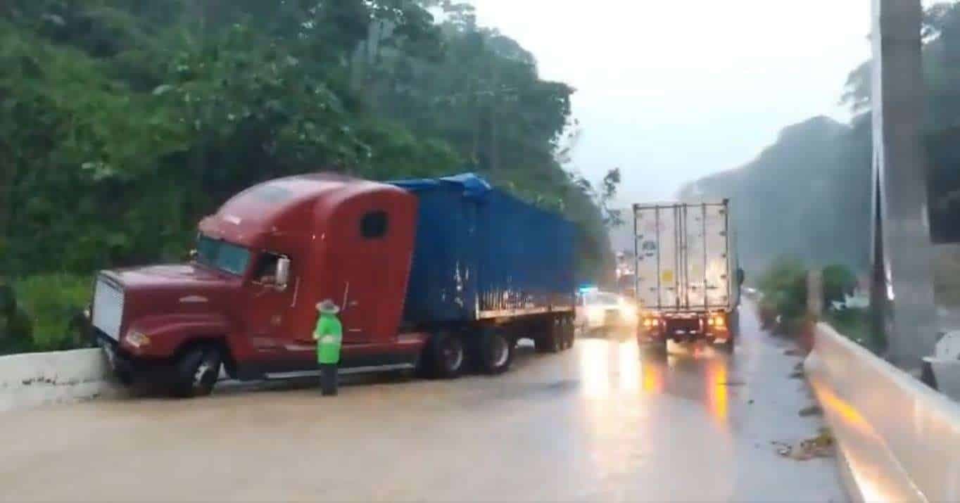 ÚLTIMA HORA | Cabezal sale de pista en Santa Bárbara, Suchitepéquez