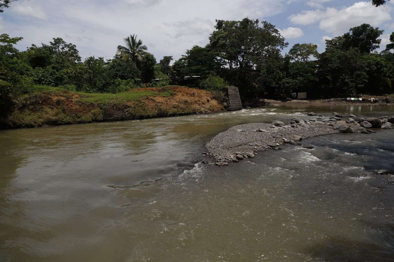 En una operación conjunta, el Equipo de Rescate de Cruz Roja Guatemala, con el apoyo de la Fuerza Aérea del Ejército, ha iniciado labores de búsqueda en el Río Ocosito, ubicado en el departamento de Retalhuleu.