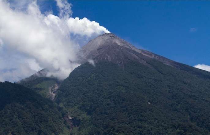 Volcán de fuego registra hasta cinco explosiones por hora, según Insivumeh