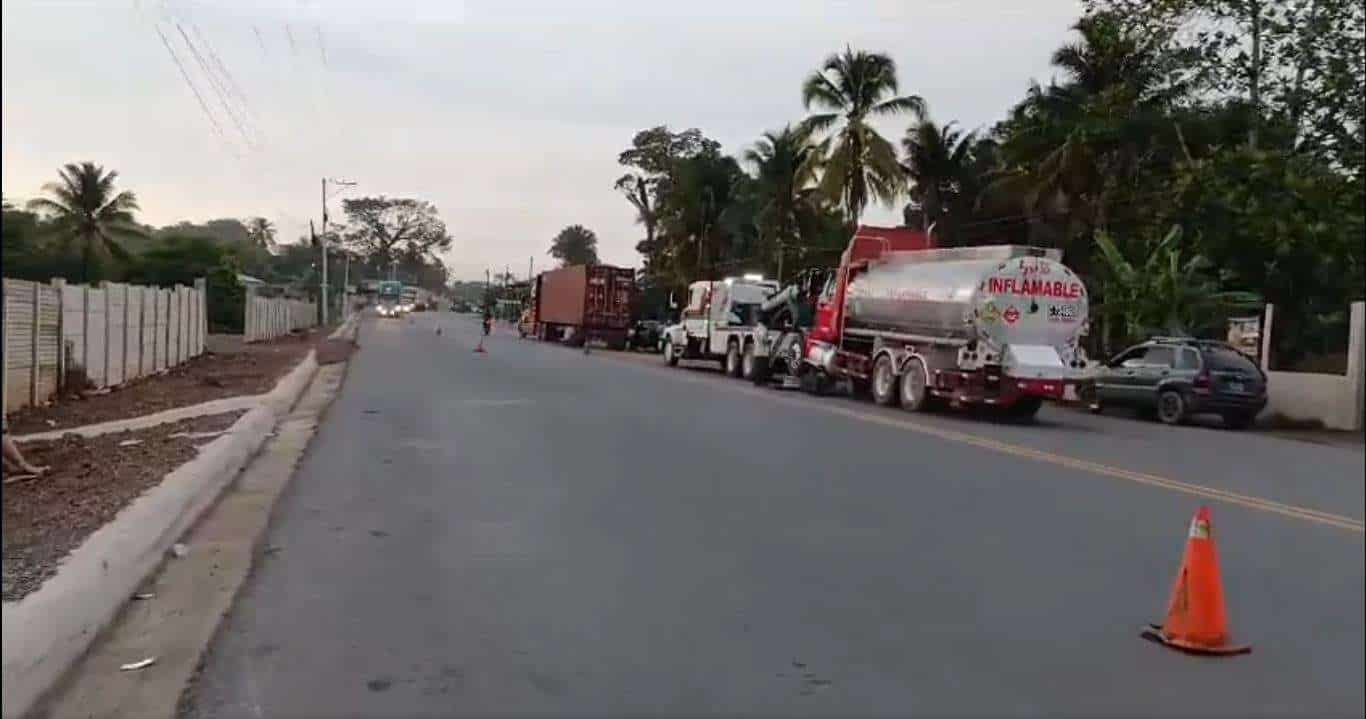 ÚLTIMA HORA | Choque entre dos cabezales bloquea carril en ruta al Atlántico, Izabal