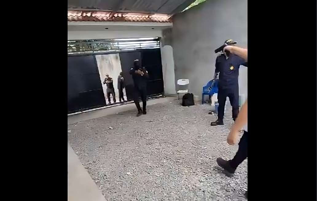 EN VIDEO | Encañonados, sacan de vivienda a falsos policías en Ayutla