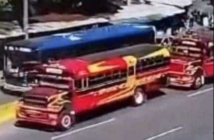 ÚLTIMA HORA | Más de doce autobuses con manifestantes llegan a calzada Roosevelt frente al mercado El Guarda