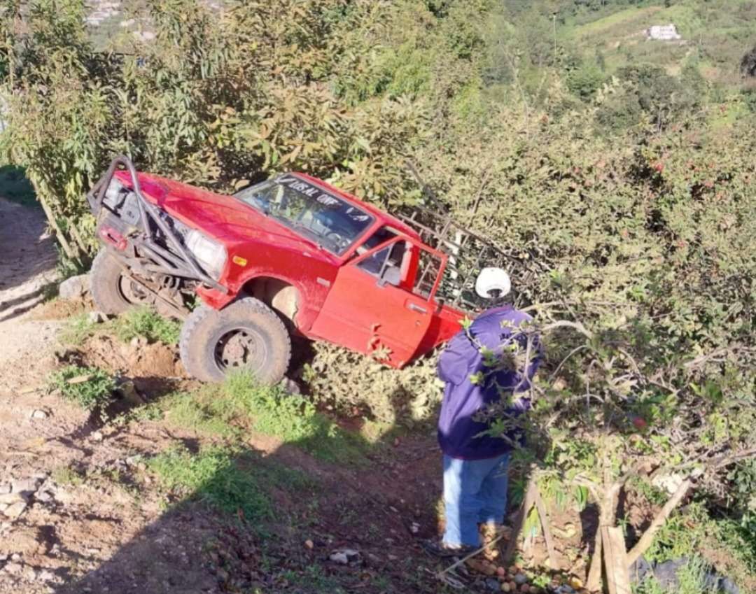 Pickup se desploma por barranco en Cantón Primero de Chichicastenango, una persona herida