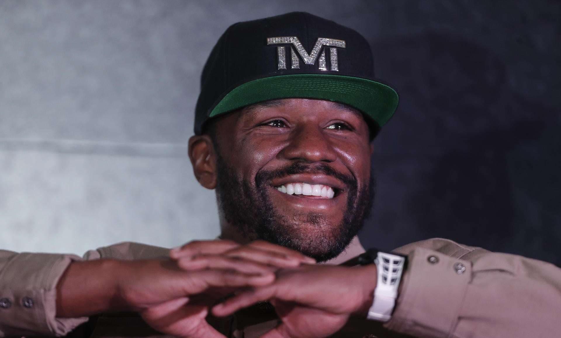 Mayweather afirma que podría vencer a Julio César Chávez y a su hijo con una mano