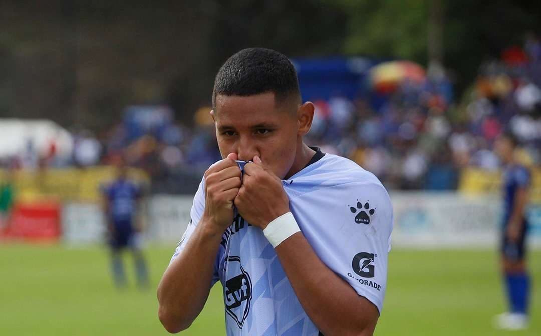 «El Kuki» Lemus anota doblete en la victoria de los Cremas sobre Cobán