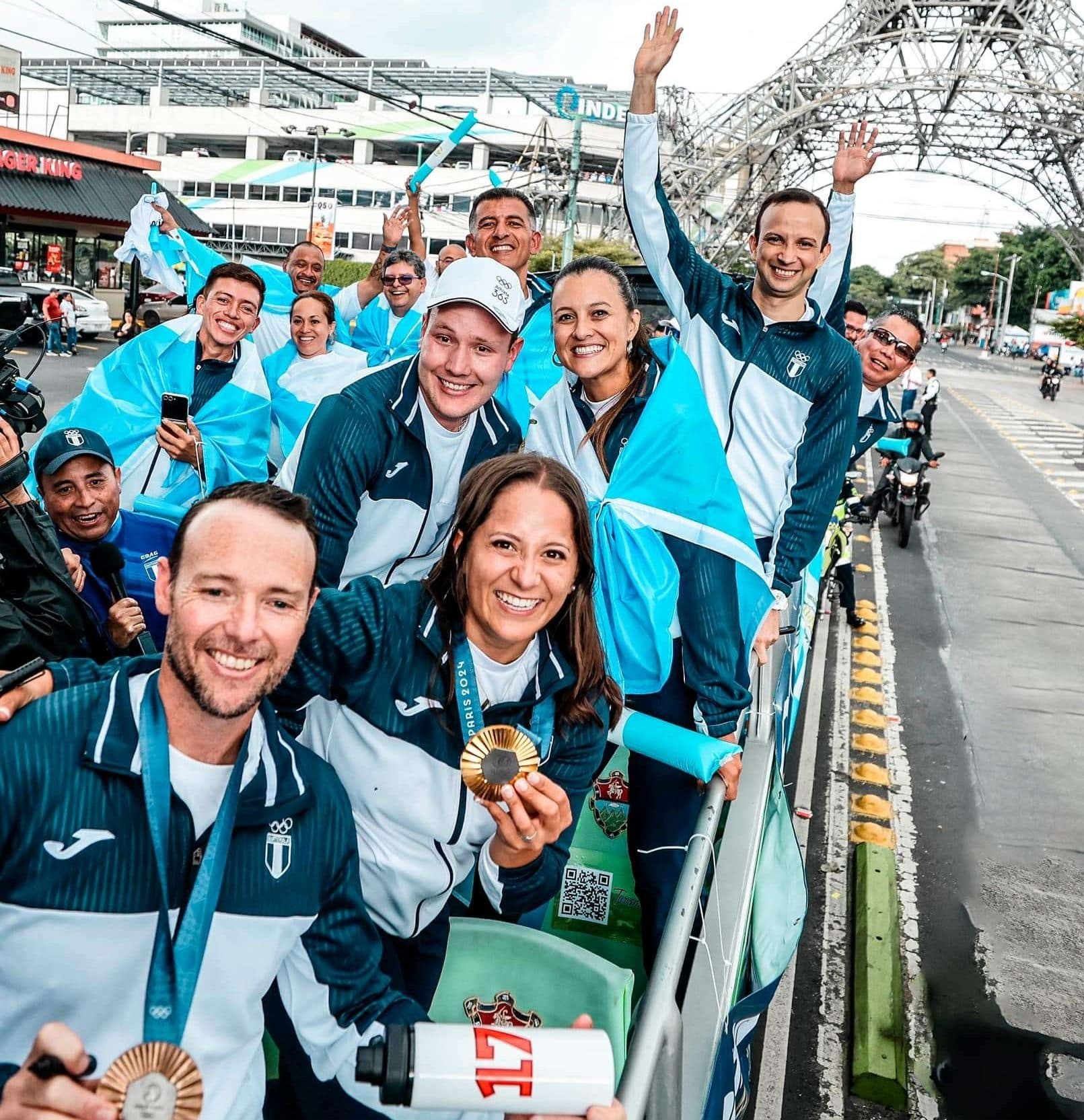 Congreso acuerda entregar condecoración a Adriana Ruano y Jean Pierre Brol