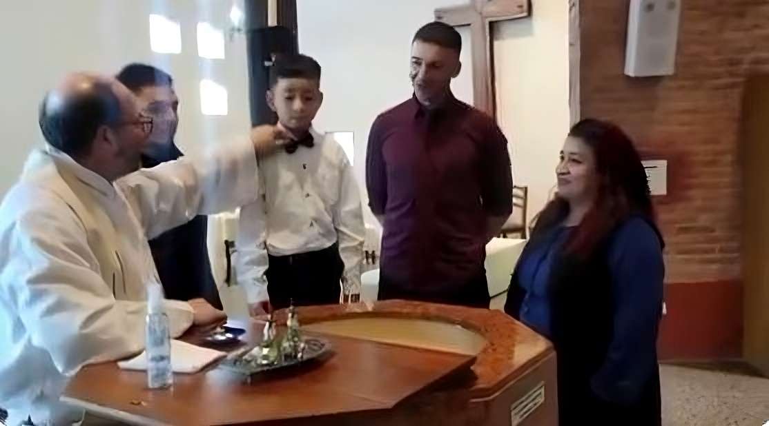 EN VIDEO | Niño dice que quiere ser Messi y no Cristiano durante su bautizo