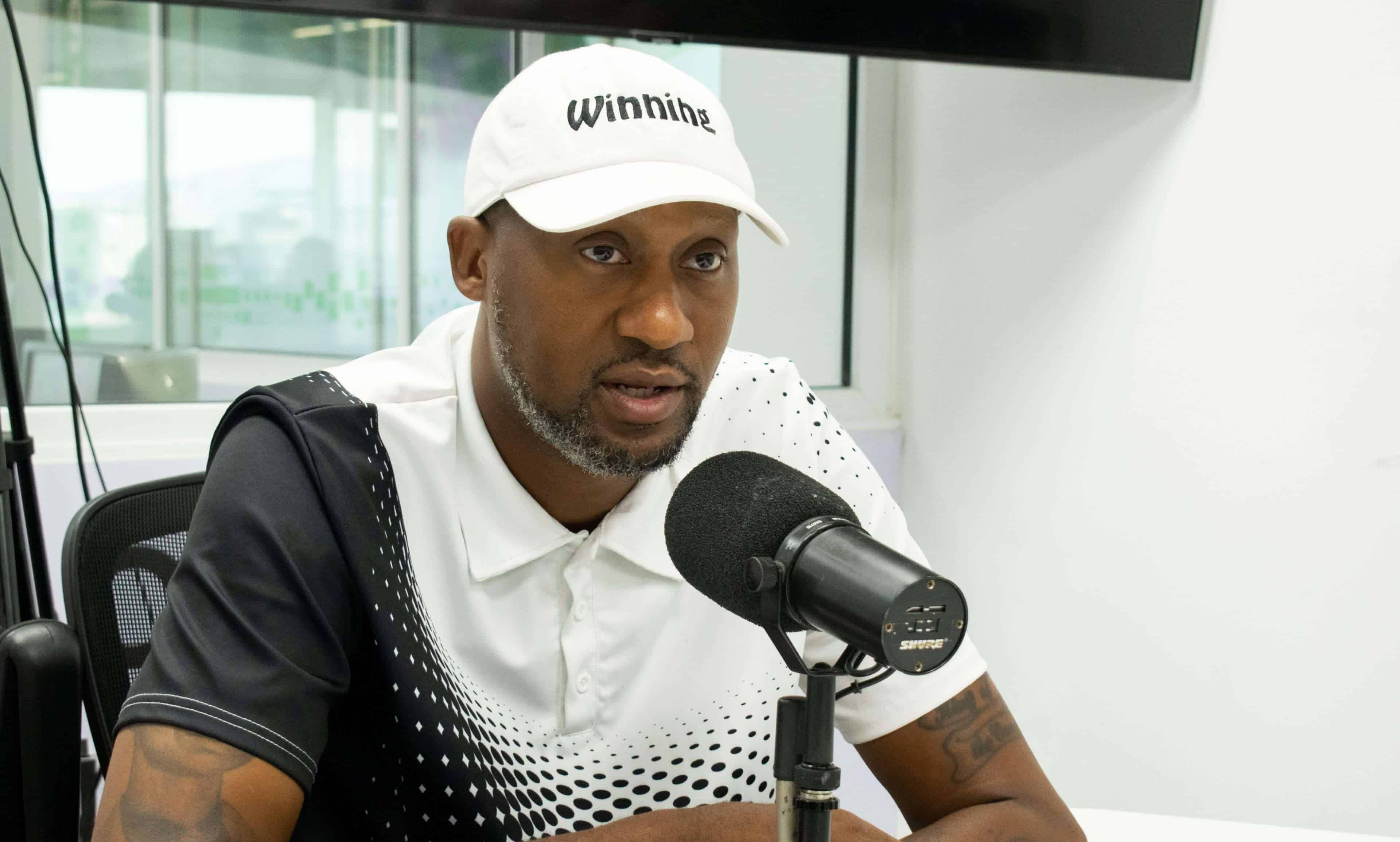 Ex estrella de la NBA, DerMarr Johnson, impulsa el baloncesto en Guatemala