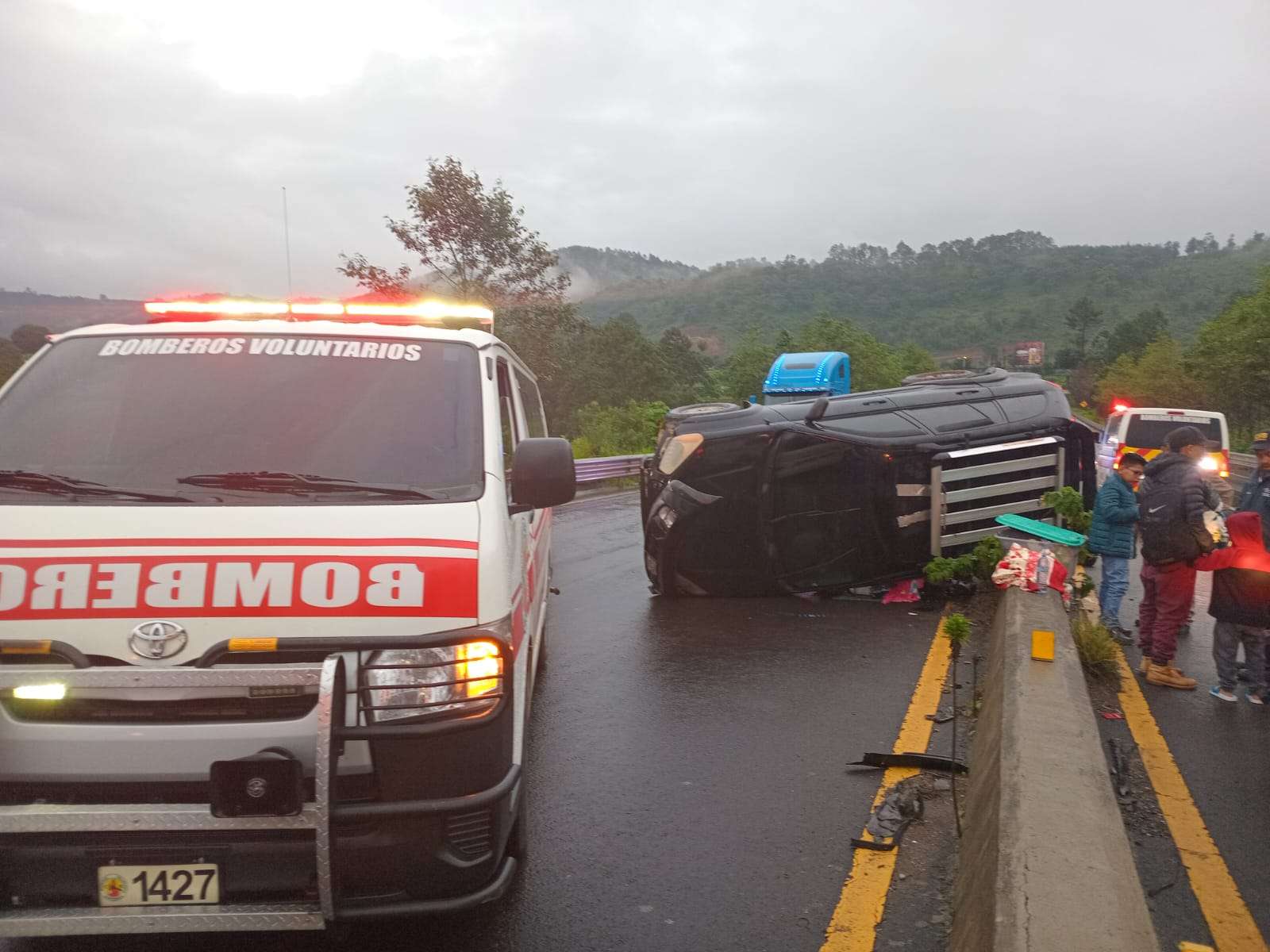 Vehículo volcado en kilómetro 57 del libramiento Chimaltenango, deja cuatro heridos