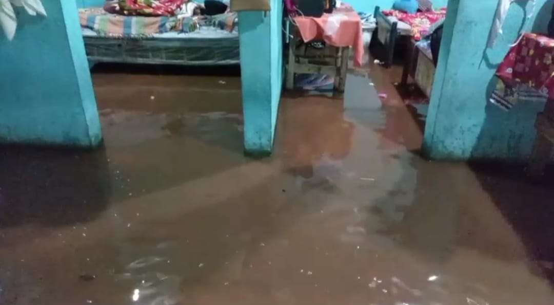 Desbordamiento del río Canopia inunda viviendas en San Antonio Suchitepéquez