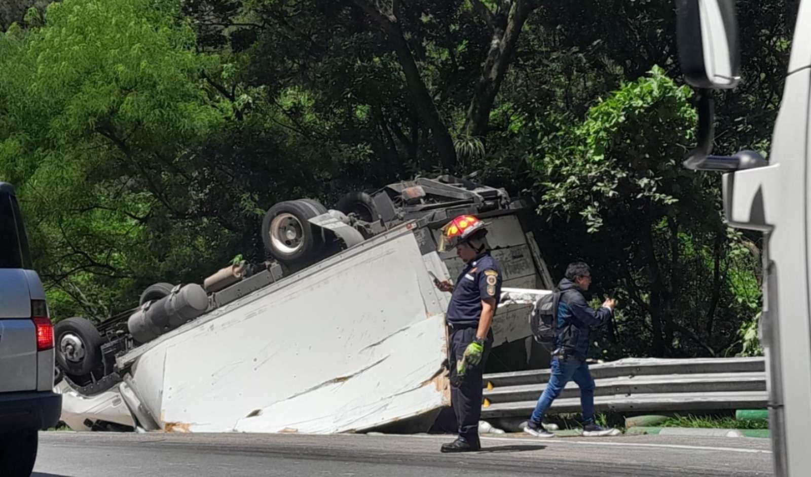 ÚLTIMA HORA | Camión vuelca en kilómetro 37 en bajada Las Cañas, un herido