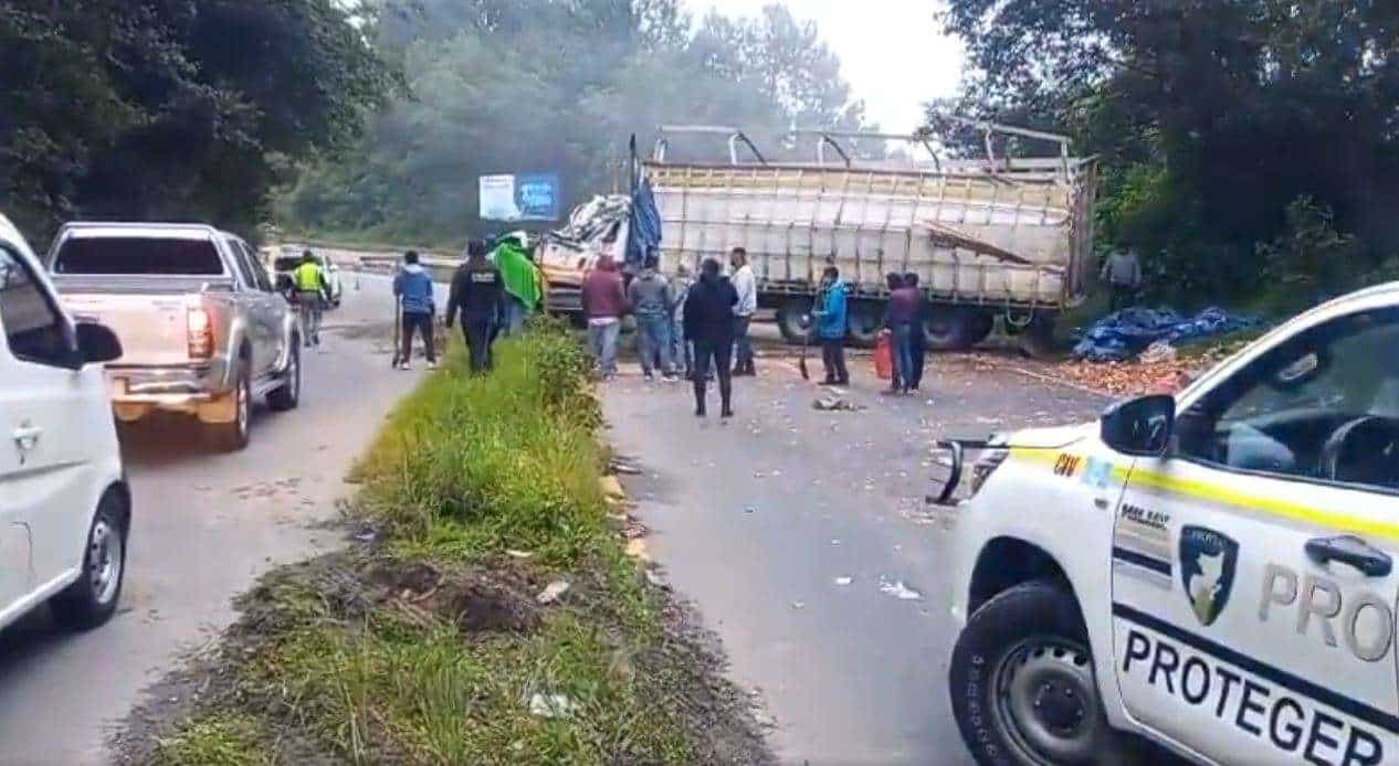 ÚLTIMA HORA | Vuelca camión en Chupol, Chichicastenango; sin heridos, solo daños materiales