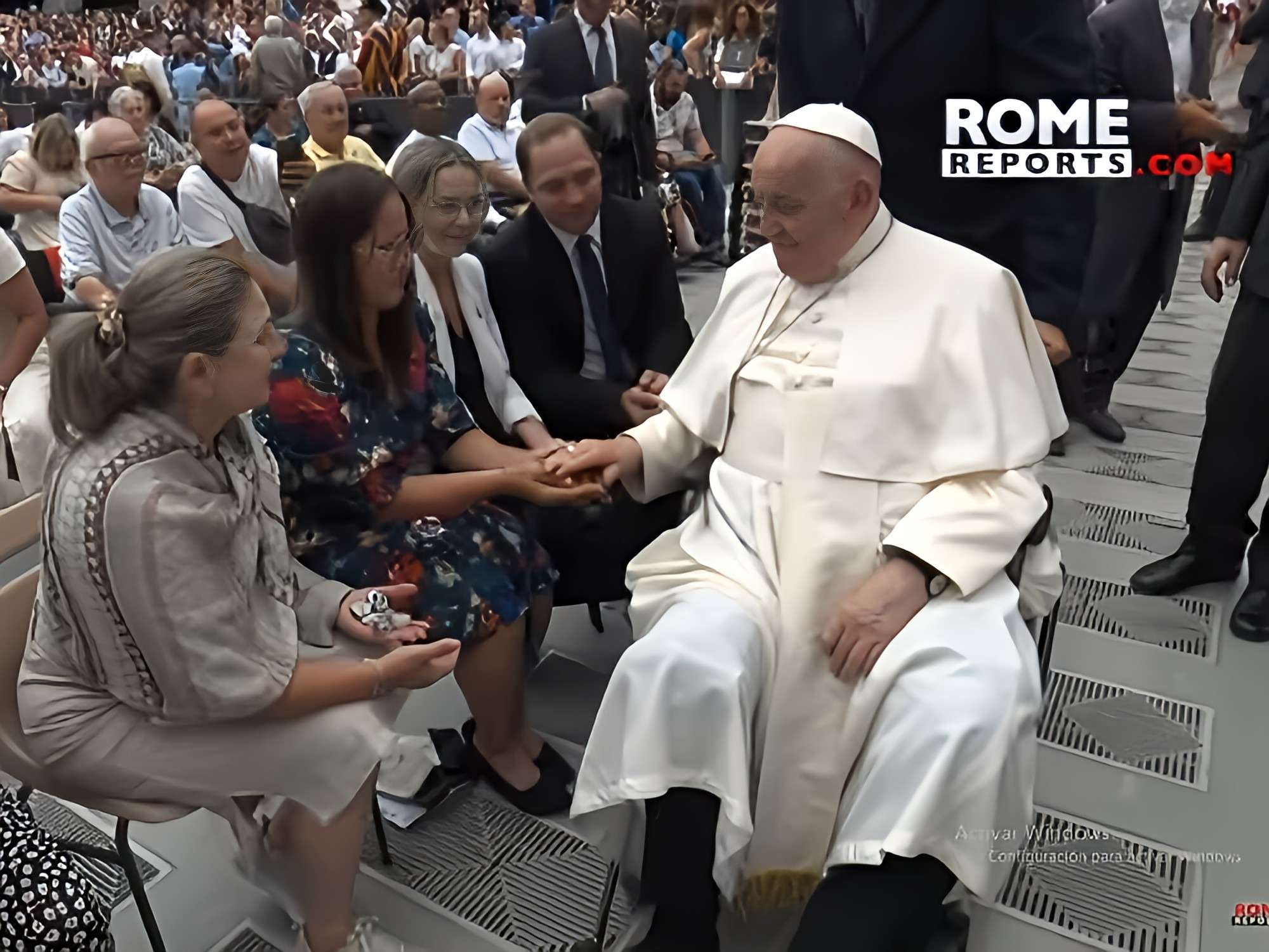 Adriana Ruano visita al Papa Francisco: «Le enseñé la medalla y que me la bendijera»