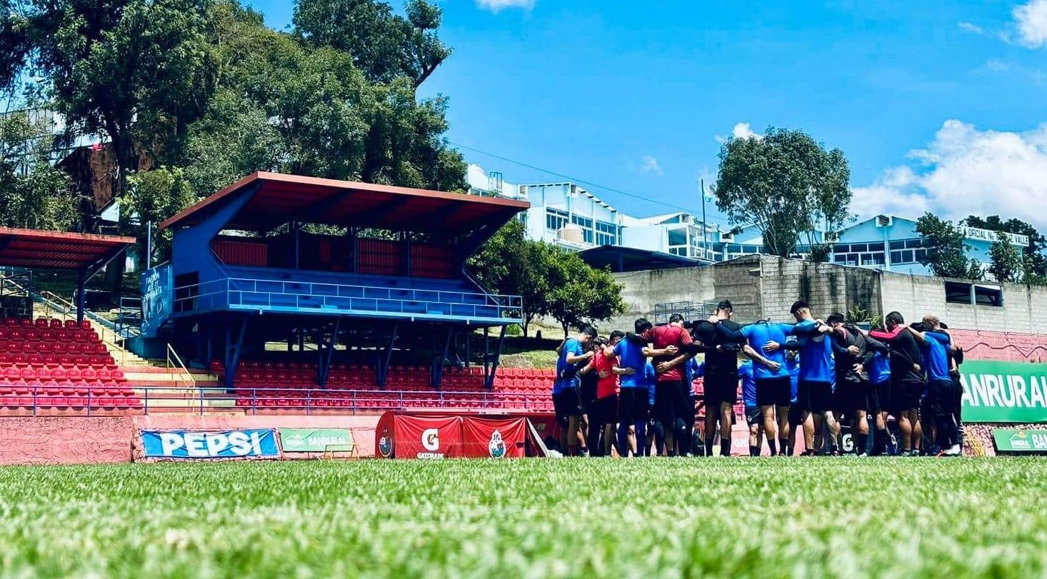 Los Rojos entrenan previo a viajar para el clásico ante los Cremas