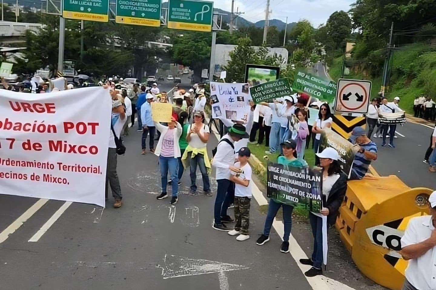 Vecinos de Mixco bloquean la Roosevelt para pedir aprobación del POT