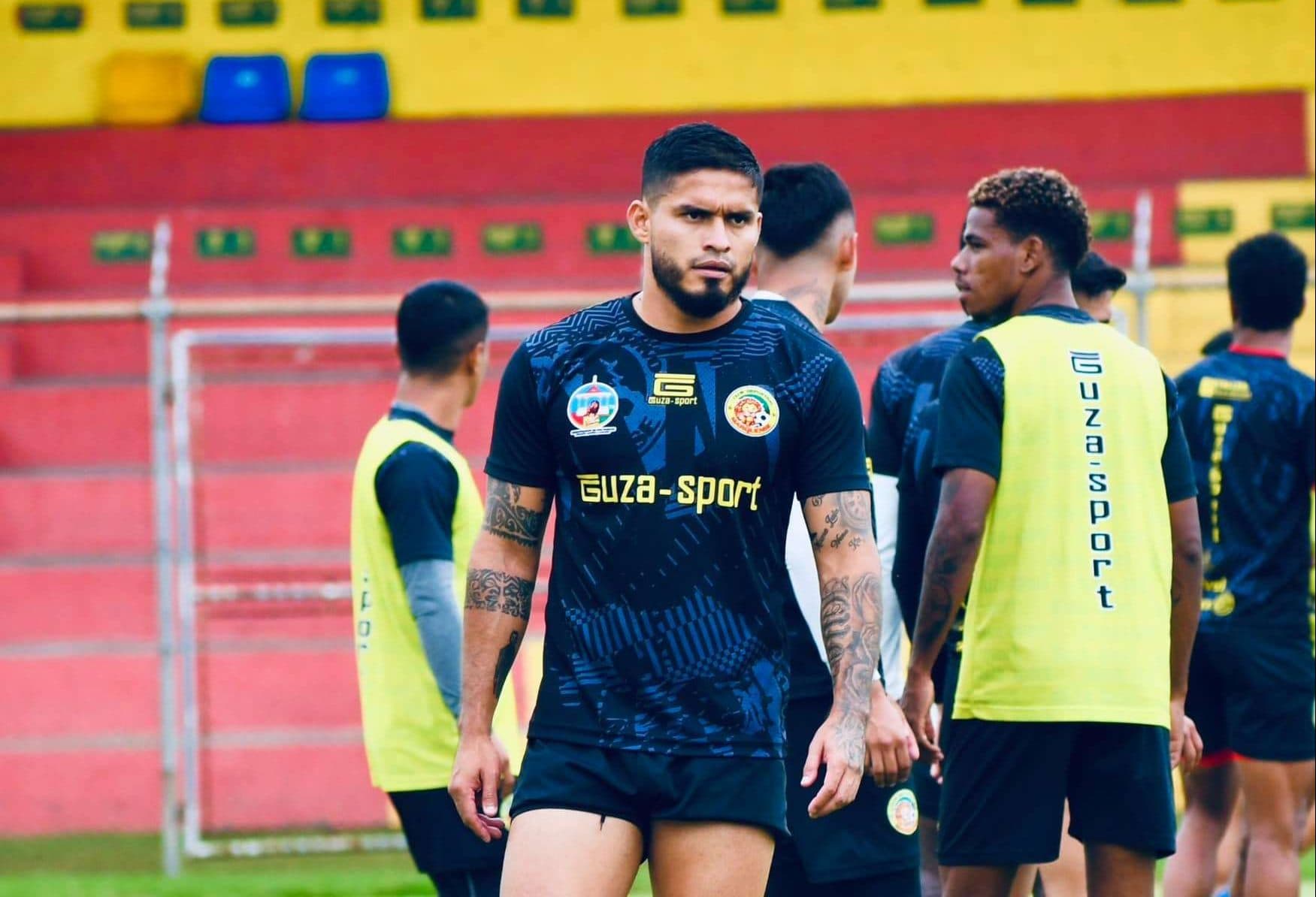 «Chava» Estrada se enfrasca en discusión con aficionados cremas por lesión de Corena