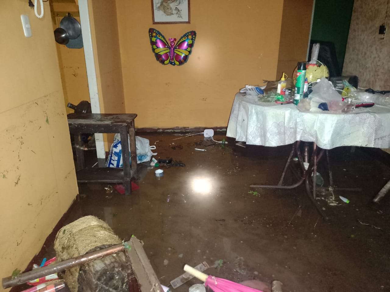 Inundación afecta viviendas en la colonia San Ignacio, zona 7 de Mixco