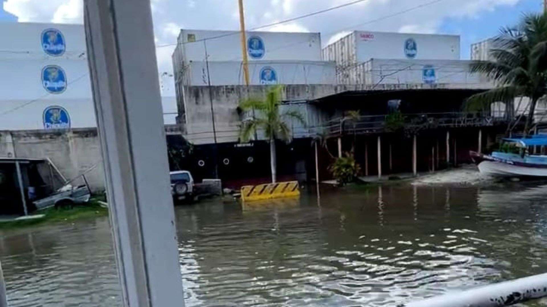 ÚLTIMA HORA | Reportan inundación en Puerto Barrios por aumento de oleaje tras intensa lluvia