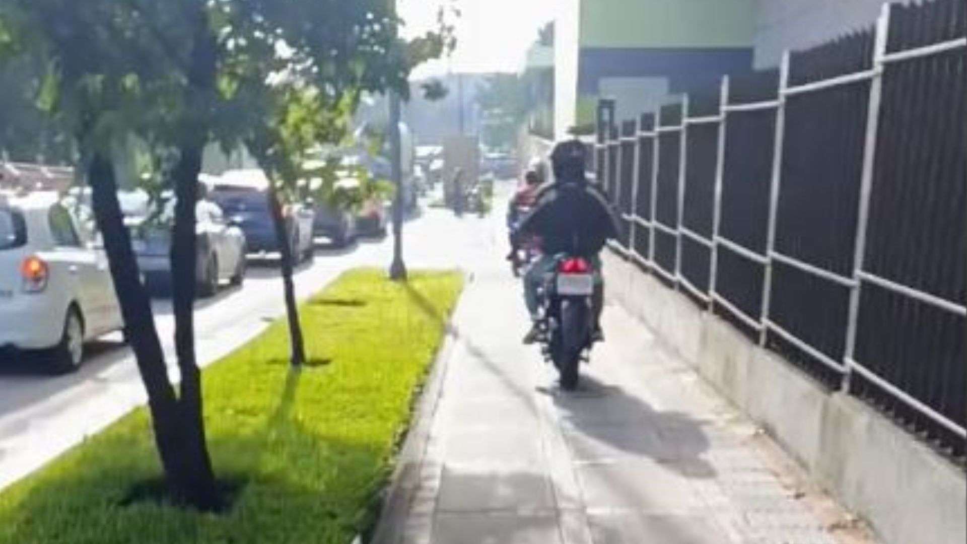 Motoristas convierten banquetas en carriles improvisados en El Naranjo