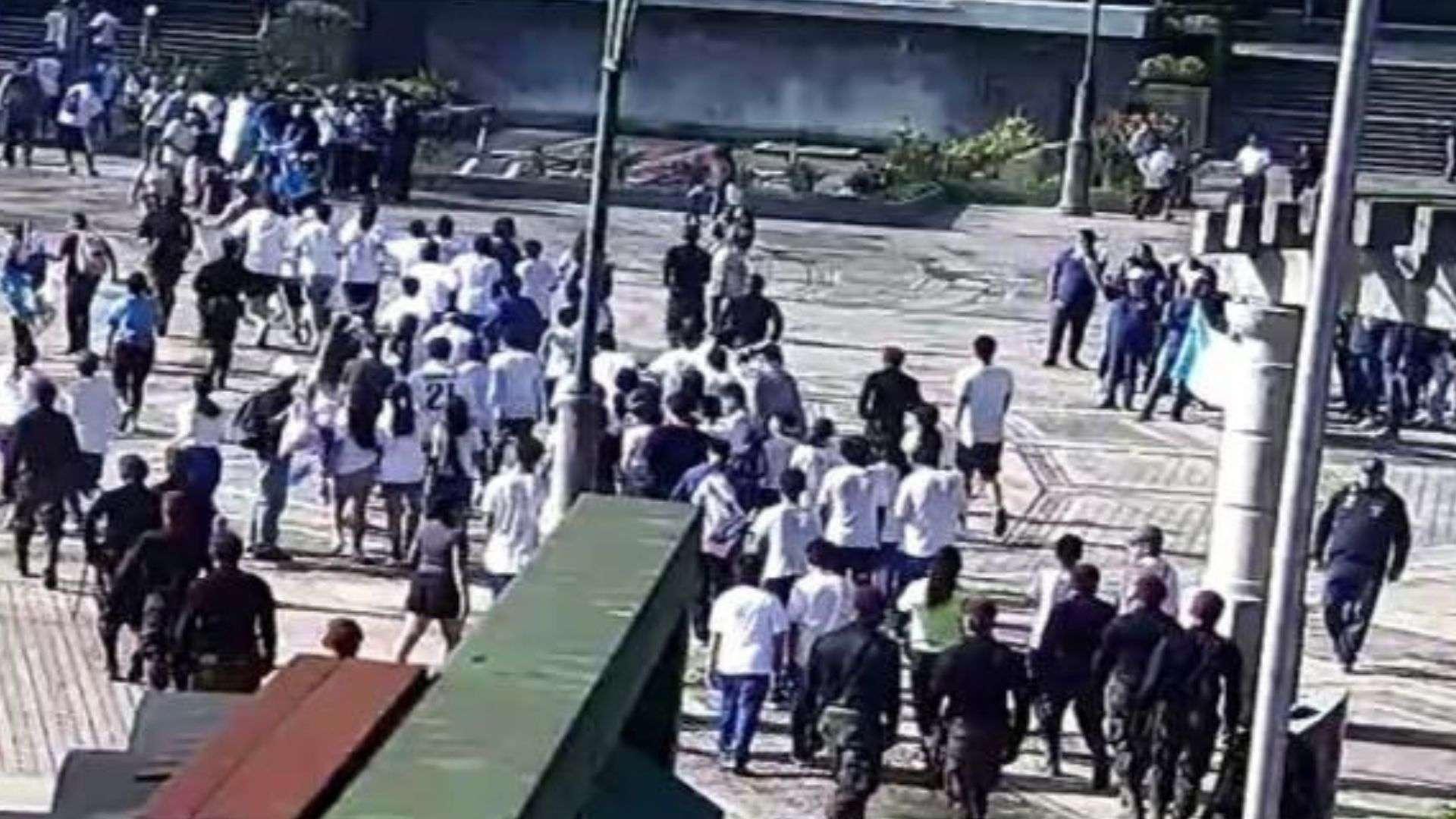 Más de 50 grupos participan en encendido del fuego patrio en Plaza El Obelisco