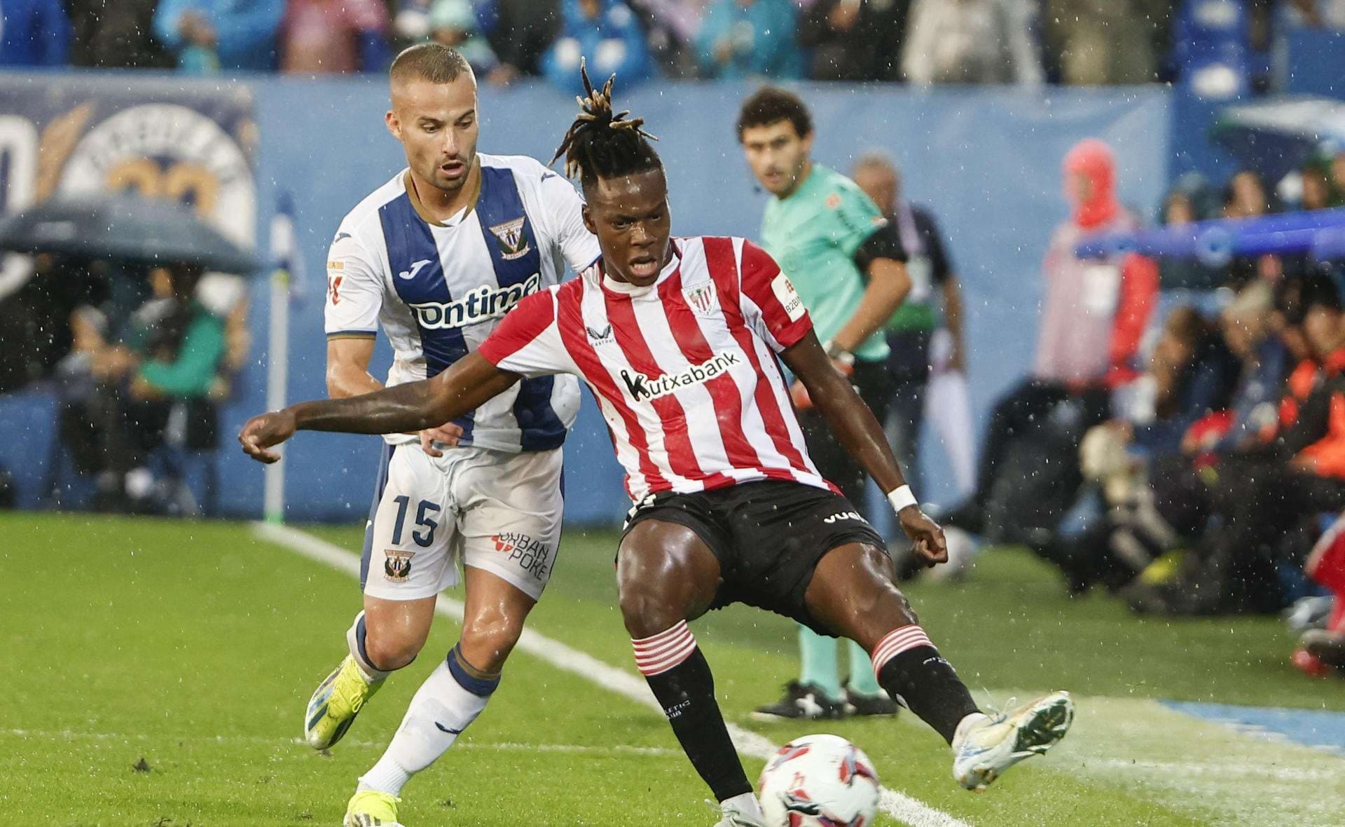 Nico Williams abandona con muletas el estadio de Butarque tras sufrir un esguince