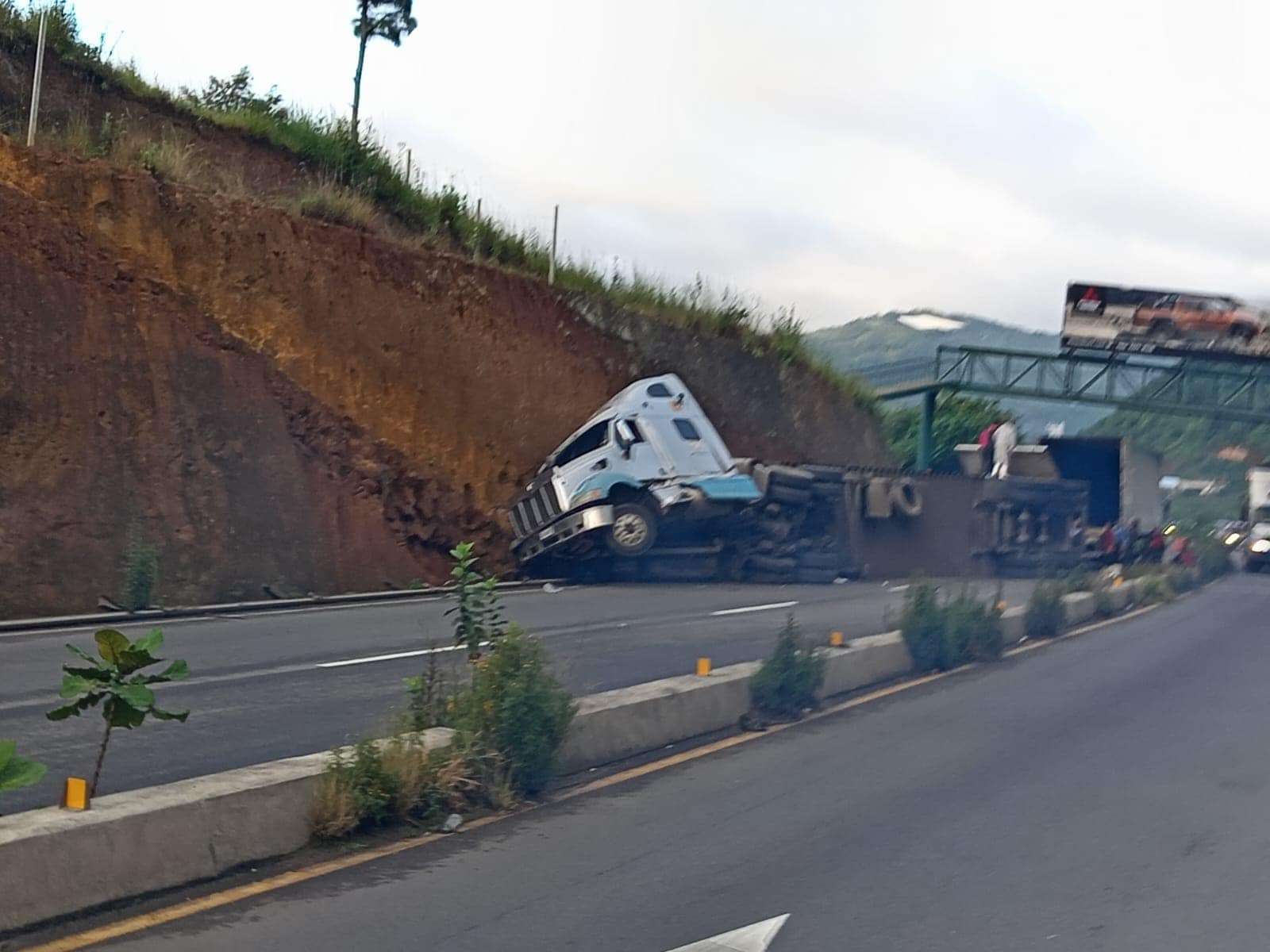 ¡Ten cuidado! Tráiler vuelca en Libramiento a Chimaltenango km 58