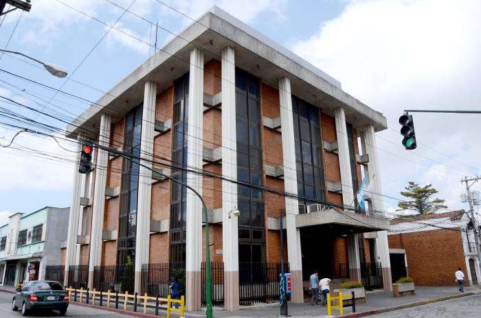 ¿Moneda estable o mercado intervenido? El debate por las compras masivas de dólares del Banguat