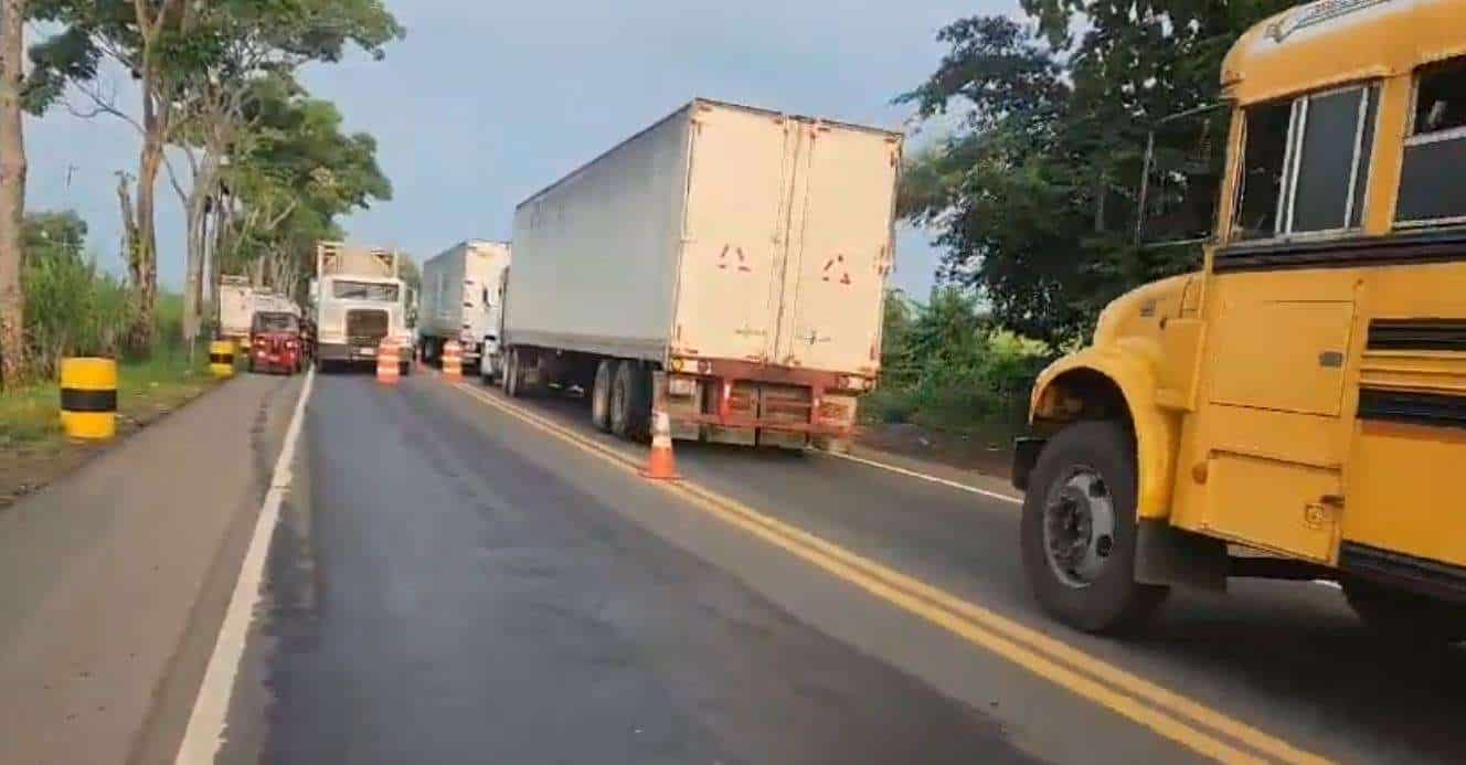 Colisión entre dos tráileres en ruta CA-2 Occidente provoca cierre parcial del tráfico