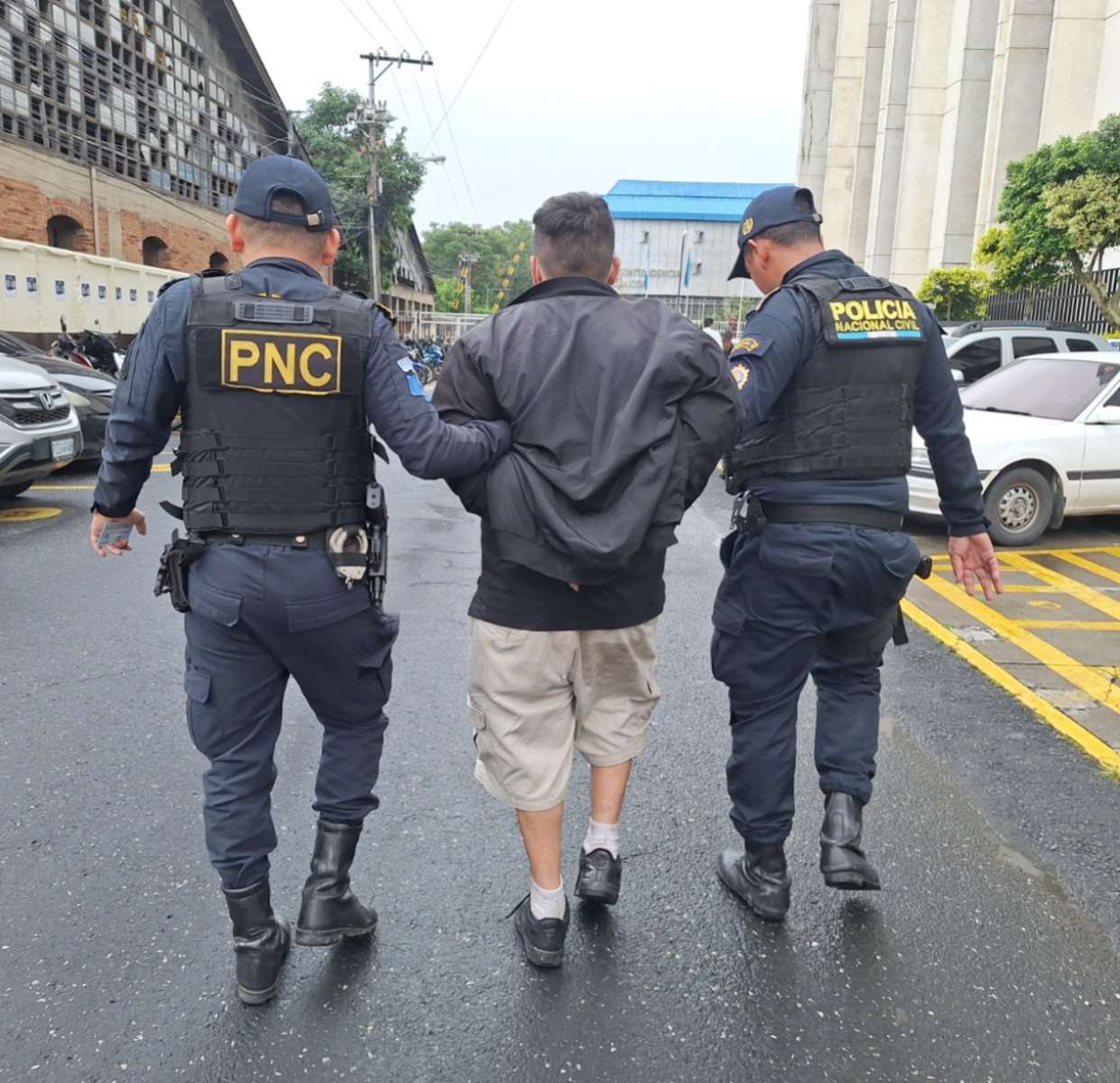 Joven de 19 años es detenido con arma ilegal en Calzada La Paz