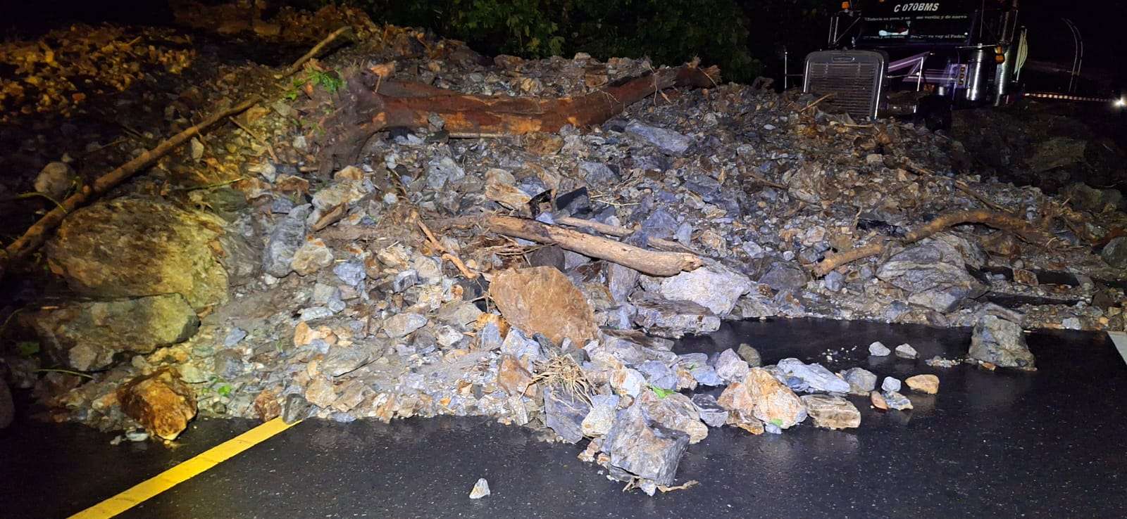 Sololá recupera el tránsito tras flujo de lodo que bloqueó carretera en San Lucas Tolimán