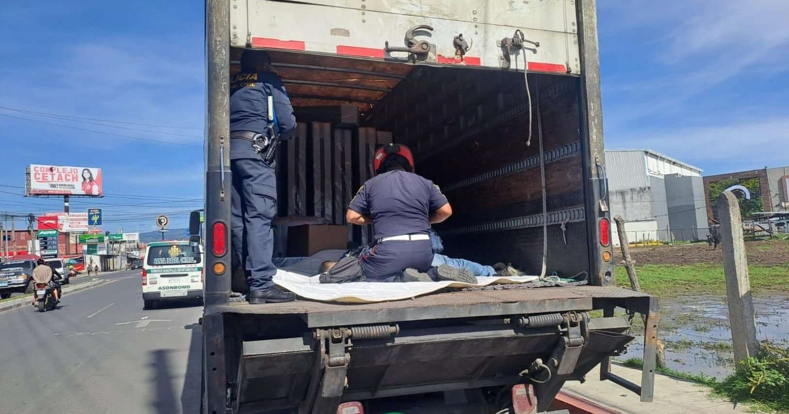 Localizan a persona fallecida en el interior de un furgón en Chimaltenango