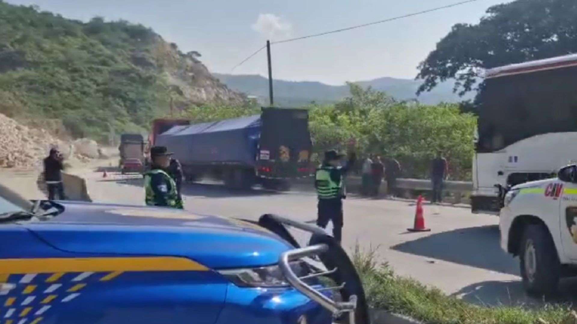 Habilitan paso parcial en kilómetro 61 de ruta al Atlántico tras deslizamiento