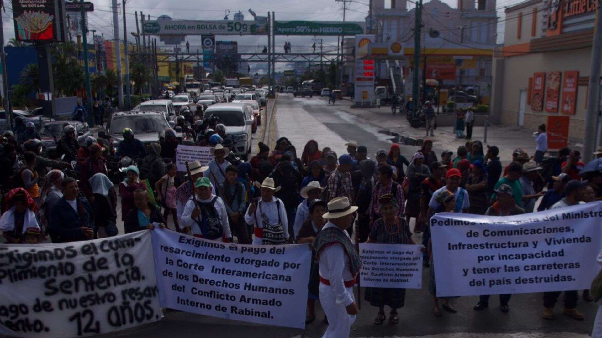 Manifestantes exigen la reparación de sus carreteras