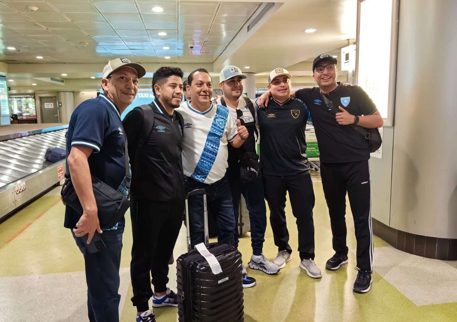 Aficionados chapines se cruzan con la Selección en aeropuerto de Costa Rica