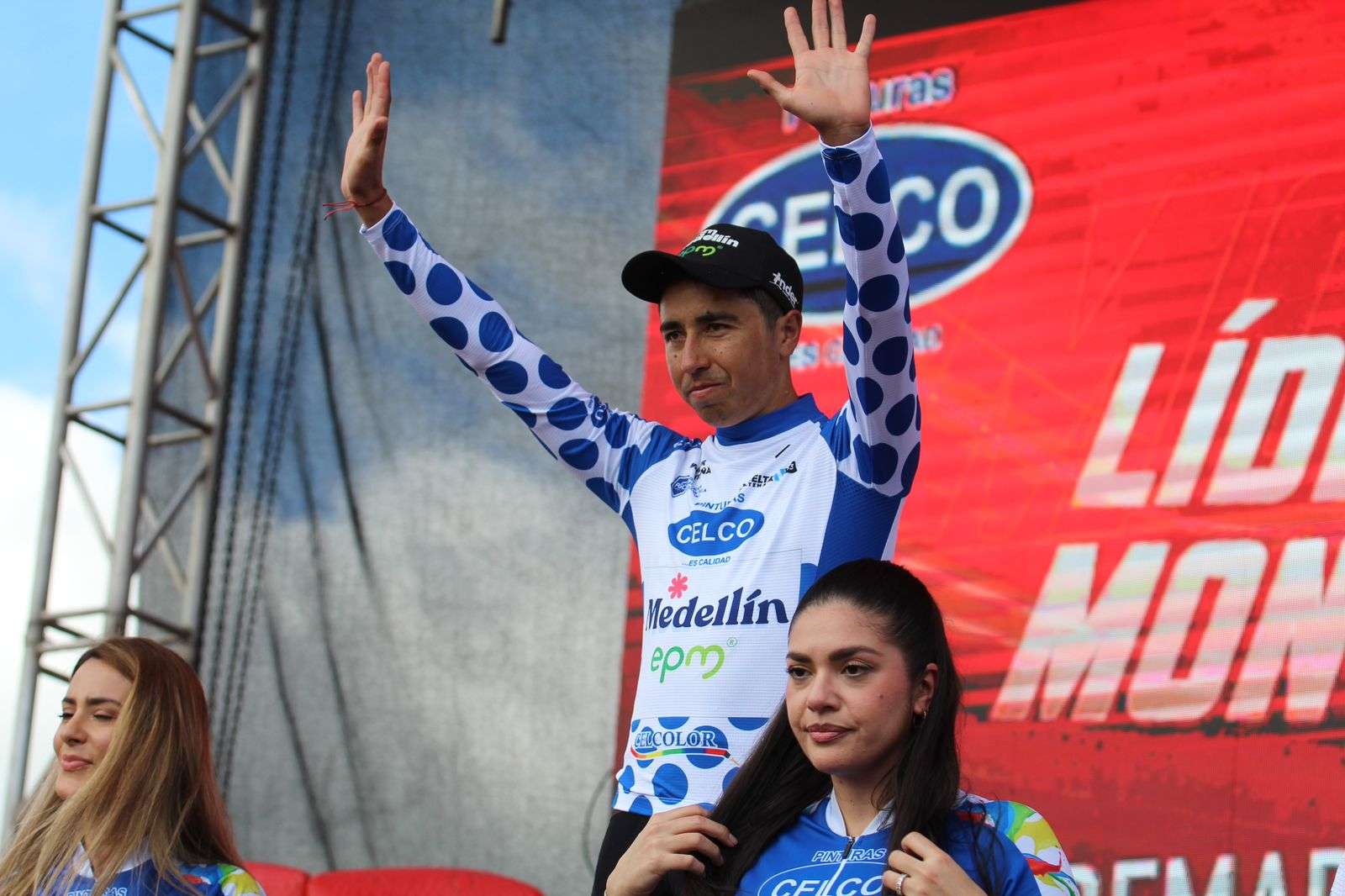 Colombianos lideran metas volantes y premios de montaña luego de primera etapa