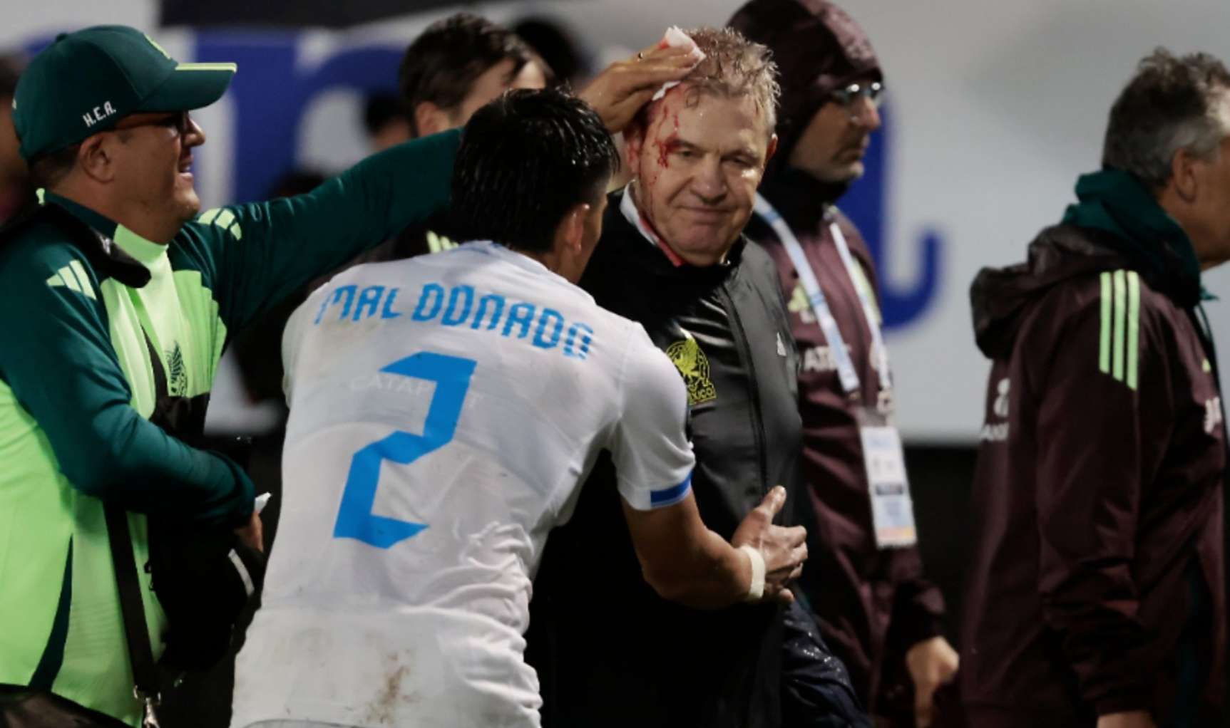 Infantino lamenta la agresión a Javier Aguirre: «No hay lugar para la violencia en el fútbol»