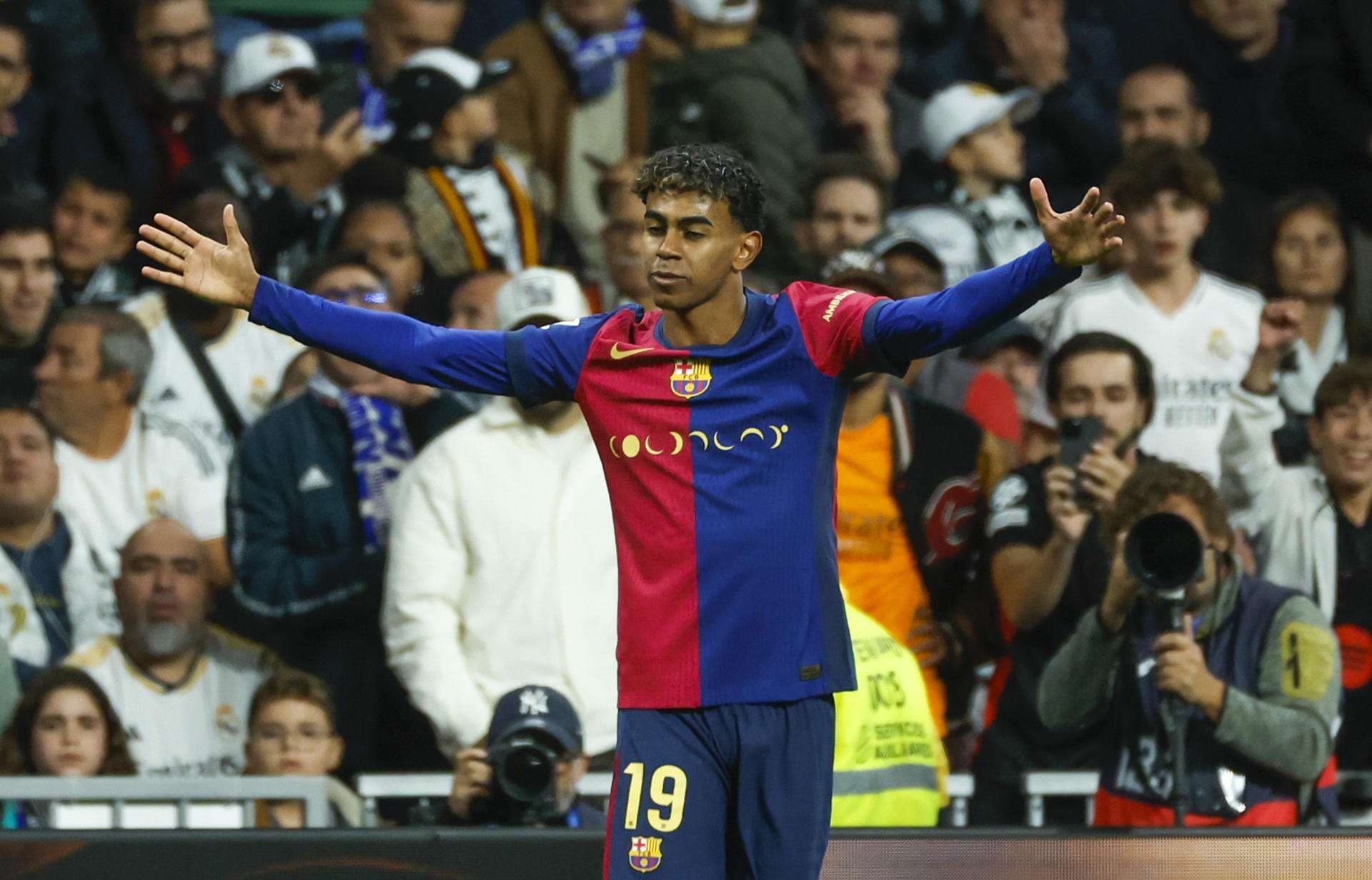 Capturan a tres personas por proferir insultos racistas a jugadores del Barça en el Clásico