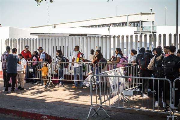 Mayoría en EE.UU. respalda ciudadanía para migrantes y revisión de antecedentes, dice sondeo